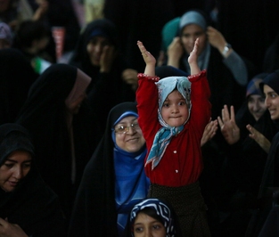 ادای احترام بانوان اصفهانی به سردار شهید حاج قاسم سلیمانی