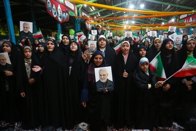 ادای احترام بانوان اصفهانی به سردار شهید حاج قاسم سلیمانی