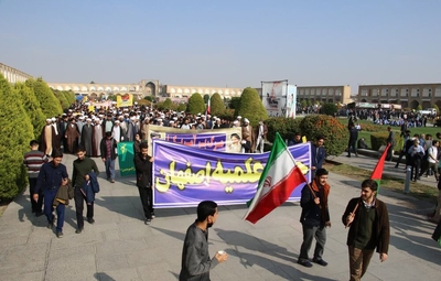 طلاب و روحانیون اصفهانی در راهپیمایی ۱۳ آبان شرکت کردند
