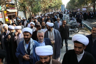 طلاب و روحانیون اصفهانی در راهپیمایی ۱۳ آبان شرکت کردند