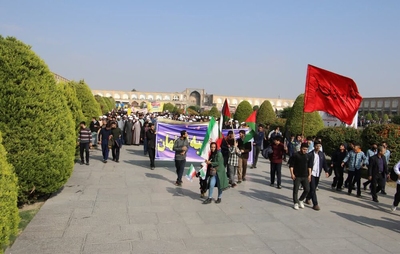 طلاب و روحانیون اصفهانی در راهپیمایی ۱۳ آبان شرکت کردند