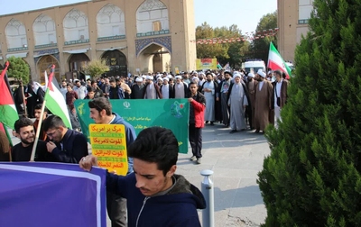 طلاب و روحانیون اصفهانی در راهپیمایی ۱۳ آبان شرکت کردند