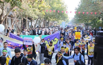طلاب و روحانیون اصفهانی در راهپیمایی ۱۳ آبان شرکت کردند