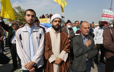 طلاب و روحانیون اصفهانی در راهپیمایی ۱۳ آبان شرکت کردند