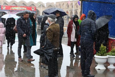 راهپیمایی بزرگ نیمه شعبان زیر بارش برف در اصفهان