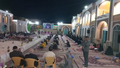 برگزاری مراسم جزءخوانی قرآن کریم در میدان تاریخی حاج امین آران و بیدگل