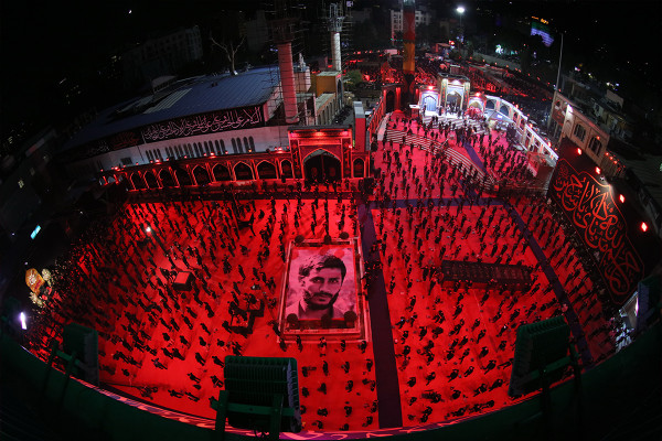 在保持社交距离的情况下举行伊玛目侯赛因（愿他安息）的悼念活动