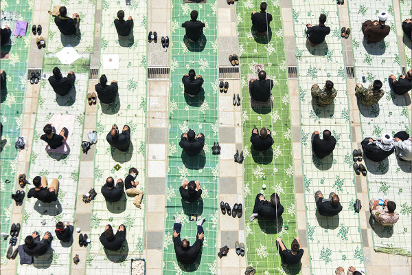 在保持社交距离的情况下举行伊玛目侯赛因（愿他安息）的悼念活动