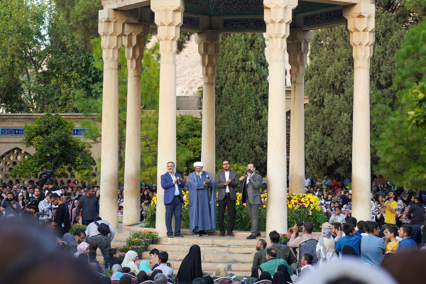 קיום חגיגת מחפל במתחם קברו של חאפז השיראזי
