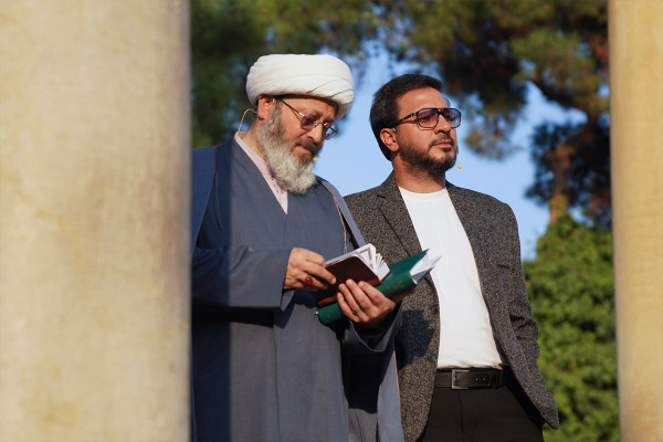 在设拉子哈菲兹陵举行的 马赫费尔 庆典