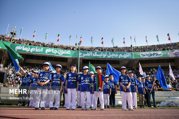 Mass Recitation of “Hello Commander” Anthem at Azadi Stadium in Tehran