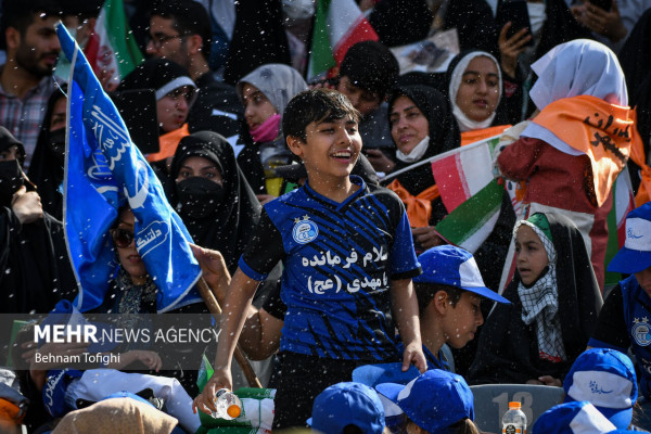 Interpretación masiva del himno “Salam Farmandeh” en el Estadio Azadi de Teherán
