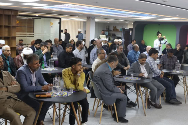نشست صمیمی و راهبردی فعالان فرهنگی و هنرمندان استان مرکزی با حضور حجت‌الاسلام قمی