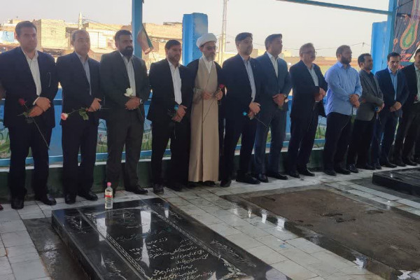غبارروبی و عطرافشانی مزار شهدا به مناسبت آغاز هفته دولت